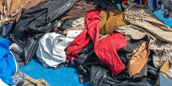 Entrümpelung in Castrop-Rauxel: Berg aus Kleidung und Stoffen