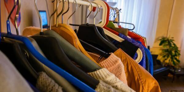 Sperrmüll entsorgen: Kleidung auf Bügeln in einem Raum