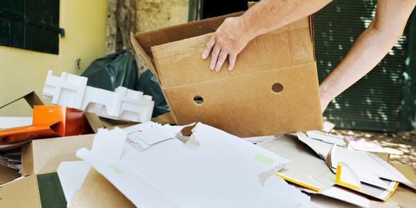 Hände sortieren Papiere und Unterlagen in einem Karton – Entrümpelung in Castrop-Rauxel