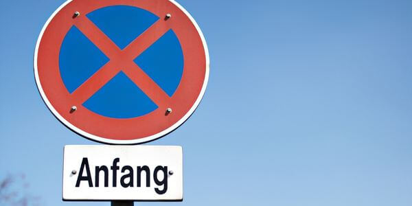 Halteverbotsschild mit Zusatzschild „Anfang“ – Halteverbotszone in Castrop-Rauxel