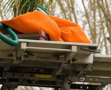 Möbellift in Castrop-Rauxel Möbellift transportiert ein Bündel Bettzeug nach oben – Möbellift in Castrop-Rauxel